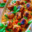 Lekker makkelijk recept voor Mediterraanse gehaktballetjes, simpel snel doordeweekse maaltijd voor op weekmenu. Heerlijke kip balletjes met zuiderse vibes en heerlijke tomaat mascarpone saus. Een mediterraanse versie van gehaktballetjes met tomatensaus. Heerlijke dagelijkse kost