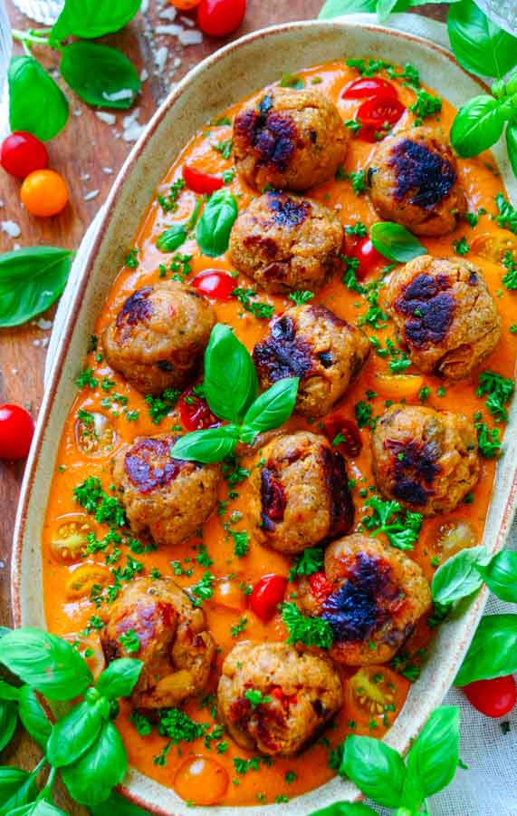 Lekker makkelijk recept voor Mediterraanse gehaktballetjes, simpel snel doordeweekse maaltijd voor op weekmenu. Heerlijke kip balletjes met zuiderse vibes en heerlijke tomaat mascarpone saus. Een mediterraanse versie van gehaktballetjes met tomatensaus. Heerlijke dagelijkse kost