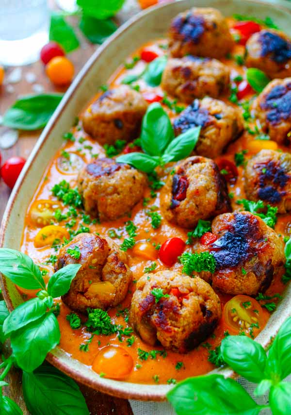 Lekker makkelijk recept voor Mediterraanse gehaktballetjes, simpel snel doordeweekse maaltijd voor op weekmenu. Heerlijke kip balletjes met zuiderse vibes en heerlijke tomaat mascarpone saus. Een mediterraanse versie van gehaktballetjes met tomatensaus. Heerlijke dagelijkse kost