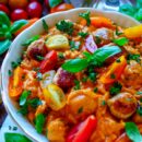 Lekker makkelijk recept voor Pasta met romige pompoensaus en gehaktballetjes, simpel snel recept voor op weekmenu. Orzo pasta gegaard in een heerlijke romige pompoen saus met mascarpone en super snelle balletjes. Heerlijk herfstige dagelijkse kost