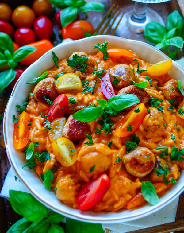 Lekker makkelijk recept voor Pasta met romige pompoensaus en gehaktballetjes, simpel snel recept voor op weekmenu. Orzo pasta gegaard in een heerlijke romige pompoen saus met mascarpone en super snelle balletjes. Heerlijk herfstige dagelijkse kost