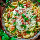 Lekker makkelijk recept voor Pasta met witloof en spek, simpel snelle doordeweekse maaltijd voor op weekmenu. Heerlijke pasta met een romige mascarpone saus, gebakken witloof en krokante spekjes. Heerlijke dagelijkse kost klaar in 30min