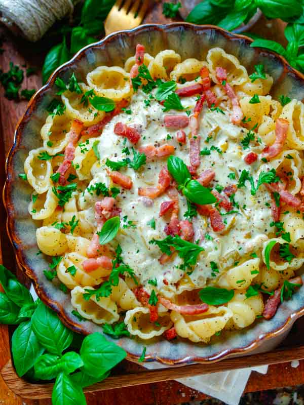 Lekker makkelijk recept voor Pasta met witloof en spek, simpel snelle doordeweekse maaltijd voor op weekmenu. Heerlijke pasta met een romige mascarpone saus, gebakken witloof en krokante spekjes. Heerlijke dagelijkse kost klaar in 30min