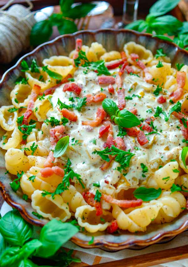 Lekker makkelijk recept voor Pasta met witloof en spek, simpel snelle doordeweekse maaltijd voor op weekmenu. Heerlijke pasta met een romige mascarpone saus, gebakken witloof en krokante spekjes. Heerlijke dagelijkse kost klaar in 30min