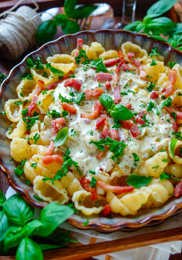 Lekker makkelijk recept voor Pasta met witloof en spek, simpel snelle doordeweekse maaltijd voor op weekmenu. Heerlijke pasta met een romige mascarpone saus, gebakken witloof en krokante spekjes. Heerlijke dagelijkse kost klaar in 30min