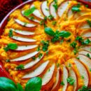 Lekker makkelijk recept voor Ovenschotel met gehakt en pompoen, simpel snelle maaltijd voor op weekmenu. Laagje gebakken gehakt met daarin wat stukjes appel en kerriepoeder. Daarop komt een heerlijk smeuïge pompoen-aardappel puree. Heerlijke degelijke kost voor tijdens de herfst