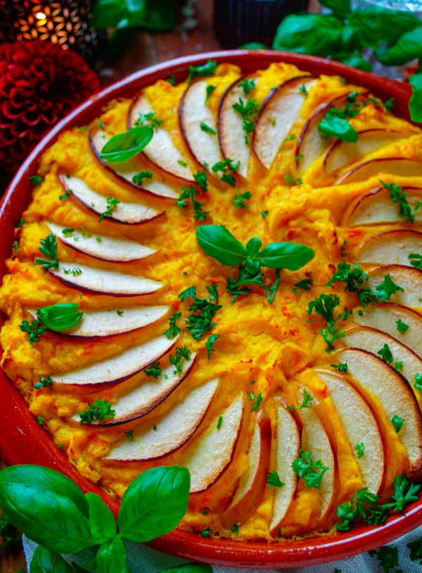 Lekker makkelijk recept voor Ovenschotel met gehakt en pompoen, simpel snelle maaltijd voor op weekmenu. Laagje gebakken gehakt met daarin wat stukjes appel en kerriepoeder. Daarop komt een heerlijk smeuïge pompoen-aardappel puree. Heerlijke degelijke kost voor tijdens de herfst