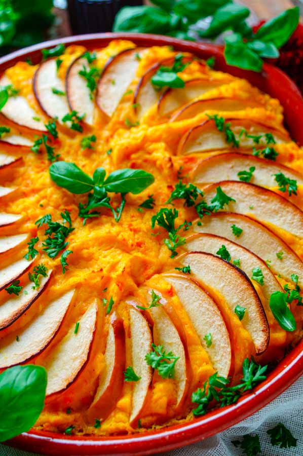 Lekker makkelijk recept voor Ovenschotel met gehakt en pompoen, simpel snelle maaltijd voor op weekmenu. Laagje gebakken gehakt met daarin wat stukjes appel en kerriepoeder. Daarop komt een heerlijk smeuïge pompoen-aardappel puree. Heerlijke degelijke kost voor tijdens de herfst