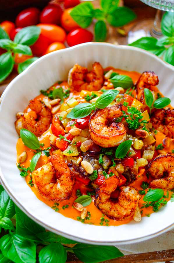 Lekker makkelijk recept voor Scampi's met tomaat-mascarpone saus, simpel snel doordeweekse maaltijd voor op weekmenu. Heerlijk eenvoudige scampi's met romige tomatensaus en ratatouille groenten. Eenvoudige dagelijkse kost