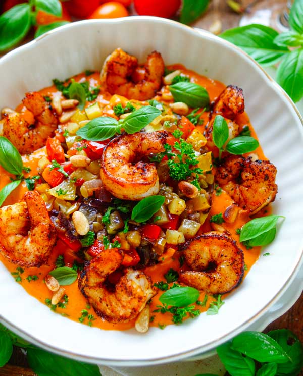 Lekker makkelijk recept voor Scampi's met tomaat-mascarpone saus, simpel snel doordeweekse maaltijd voor op weekmenu. Heerlijk eenvoudige scampi's met romige tomatensaus en ratatouille groenten. Eenvoudige dagelijkse kost