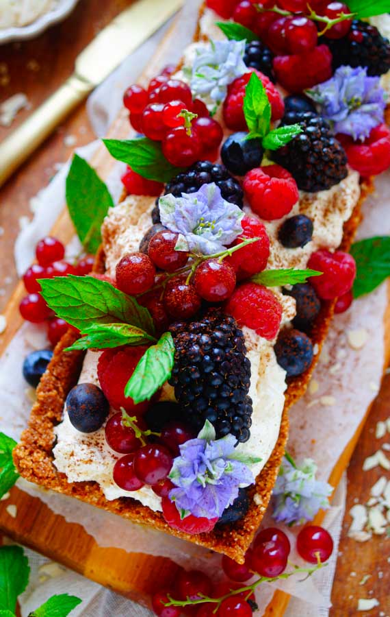 Makkelijk recept voor snelle fruittaart, een simpel dessert waar je geen oven voor nodig hebt. Deze taart heeft een lekkere speculaas bodem met daarin een laagje chocolade, mascarpone room en veel vers fruit.