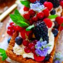 Makkelijk recept voor snelle fruittaart, een simpel dessert waar je geen oven voor nodig hebt. Deze taart heeft een lekkere speculaas bodem met daarin een laagje chocolade, mascarpone room en veel vers fruit.