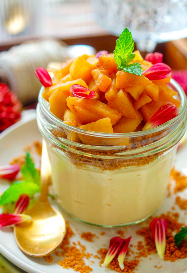 Lekker makkelijk recept voor Speculaas pudding met appeltjes, simpel snel dessert in een glaasje. De herfst in een glaasje. Heel eenvoudig om te maken. Heerlijke pudding met speculaas en mascarpone en gebakken appeltjes