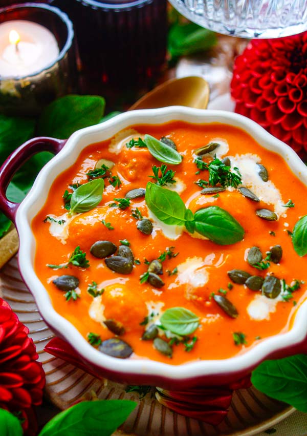 Lekker makkelijk recept voor pompoensoep met tomaat, simpel snelle soep perfect als gezond lunch. Een heerlijke combinatie van pompoen en tomaat, lekker romig gemaakt met mascarpone. Eenvoudige dagelijkse kost
