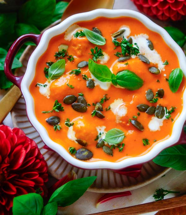 Lekker makkelijk recept voor pompoensoep met tomaat, simpel snelle soep perfect als gezond lunch. Een heerlijke combinatie van pompoen en tomaat, lekker romig gemaakt met mascarpone. Eenvoudige dagelijkse kost