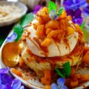 Lekker makkelijk recept voor Appel-Speculaascake, eenvoudige cake lekker voor bij de koffie of thee. Een cake dat je eenvoudig kan omtoveren in een feestelijk dessert in een glaasje. Heerlijk sappige cake met appel en stukjes speculaas afgewerkt met speculaas room en gebakken appeltjes. Heerlijk gebak