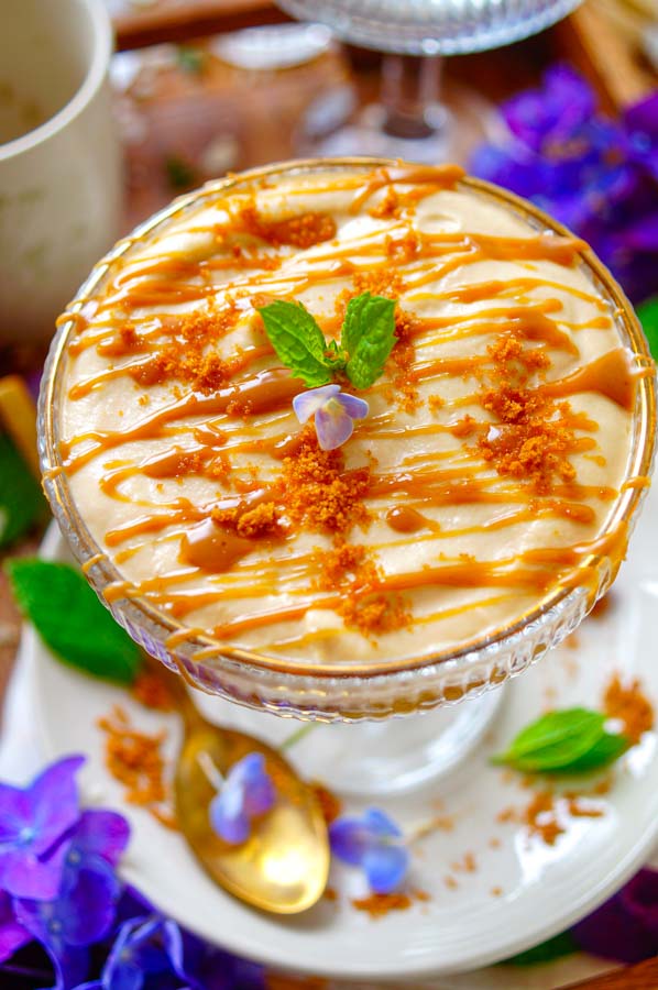 Lekker makkelijk recept voor Appel-Speculaascake, eenvoudige cake lekker voor bij de koffie of thee. Een cake dat je eenvoudig kan omtoveren in een feestelijk dessert in een glaasje. Heerlijk sappige cake met appel en stukjes speculaas afgewerkt met speculaas room en gebakken appeltjes. Heerlijk gebak