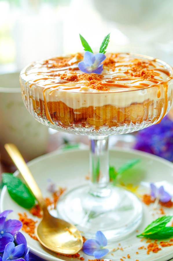 Lekker makkelijk recept voor Appel-Speculaascake, eenvoudige cake lekker voor bij de koffie of thee. Een cake dat je eenvoudig kan omtoveren in een feestelijk dessert in een glaasje. Heerlijk sappige cake met appel en stukjes speculaas afgewerkt met speculaas room en gebakken appeltjes. Heerlijk gebak