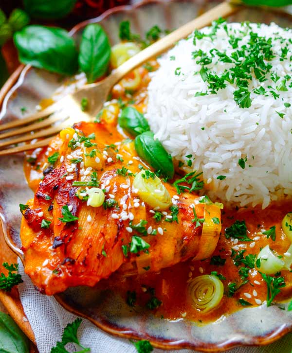 Lekker makkelijk recept voor Kip Curry uit de oven, simpel snelle doordeweekse maaltijd voor op weekmenu. Eenvoudig recept voor sappige kippendijen met een romige niet pikante currysaus / Kerriesaus. Heerlijke dagelijkse kost