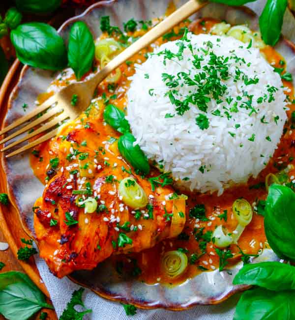 Lekker makkelijk recept voor Kip Curry uit de oven, simpel snelle doordeweekse maaltijd voor op weekmenu. Eenvoudig recept voor sappige kippendijen met een romige niet pikante currysaus / Kerriesaus. Heerlijke dagelijkse kost
