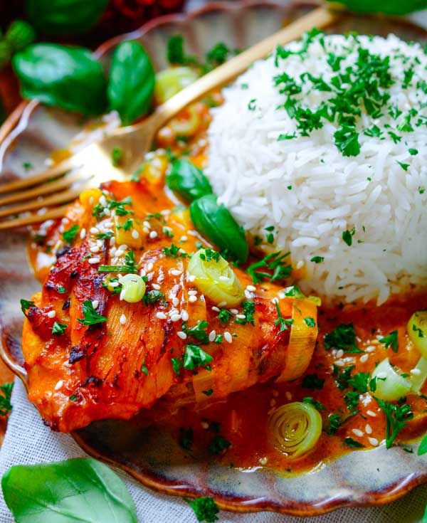 Lekker makkelijk recept voor Kip Curry uit de oven, simpel snelle doordeweekse maaltijd voor op weekmenu. Eenvoudig recept voor sappige kippendijen met een romige niet pikante currysaus / Kerriesaus. Heerlijke dagelijkse kost