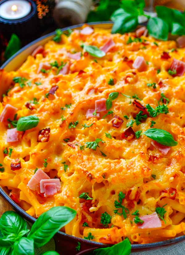 Lekker makkelijk recept voor Macaroni met ham, kaas en pompoen, simpel snel doordeweekse maaltijd voor op weekmenu. Heerlijke ovenschotel met een herfstige toets. Aan de kaassaus voegen we pompoen. Heerlijke dagelijkse kost