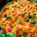 Lekker makkelijk recept voor Macaroni met ham, kaas en pompoen, simpel snel doordeweekse maaltijd voor op weekmenu. Heerlijke ovenschotel met een herfstige toets. Aan de kaassaus voegen we pompoen. Heerlijke dagelijkse kost
