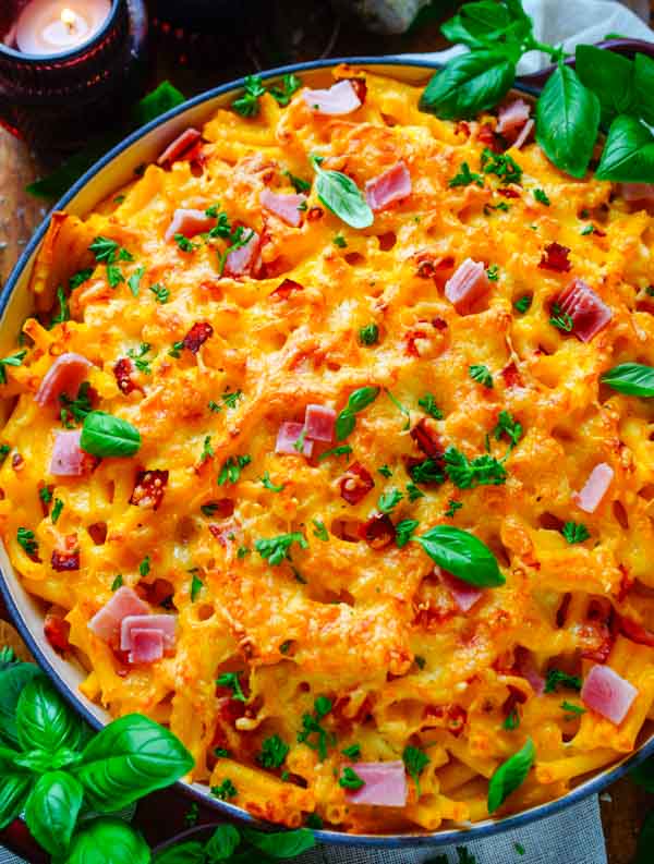 Lekker makkelijk recept voor Macaroni met ham, kaas en pompoen, simpel snel doordeweekse maaltijd voor op weekmenu. Heerlijke ovenschotel met een herfstige toets. Aan de kaassaus voegen we pompoen. Heerlijke dagelijkse kost