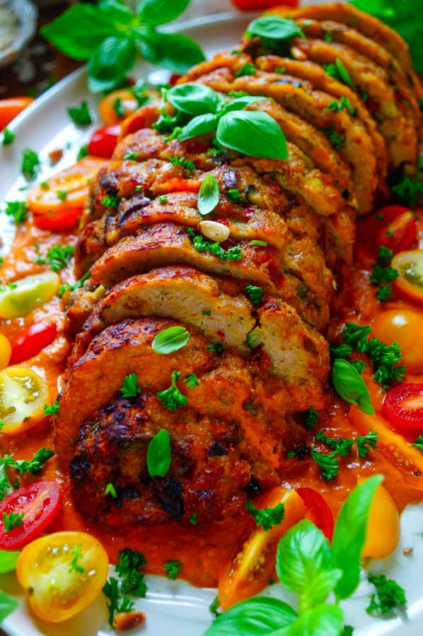 Lekker makkelijk recept voor Mediterraans gehaktbrood, simpel snel doordeweekse maaltijd voor op weekmenu. Heerlijk sappig vleesbrood met daarin gebakken groentjes en Parmezaanse kaas. Heerlijke dagelijkse kost